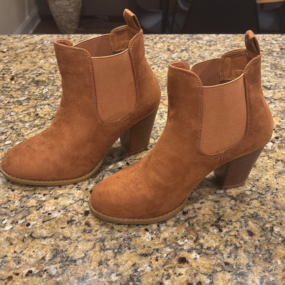 FOREVER. WOMENS BOOT SUEDE SIZE 7  Stacked Heel Dark Camel  Round Toe - Picture 1 of 12